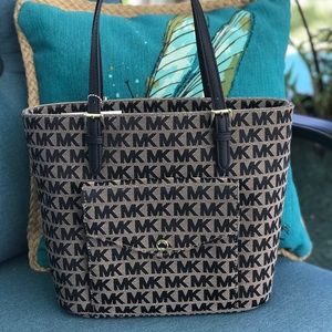 Michael Kors Pocket Tote Firm